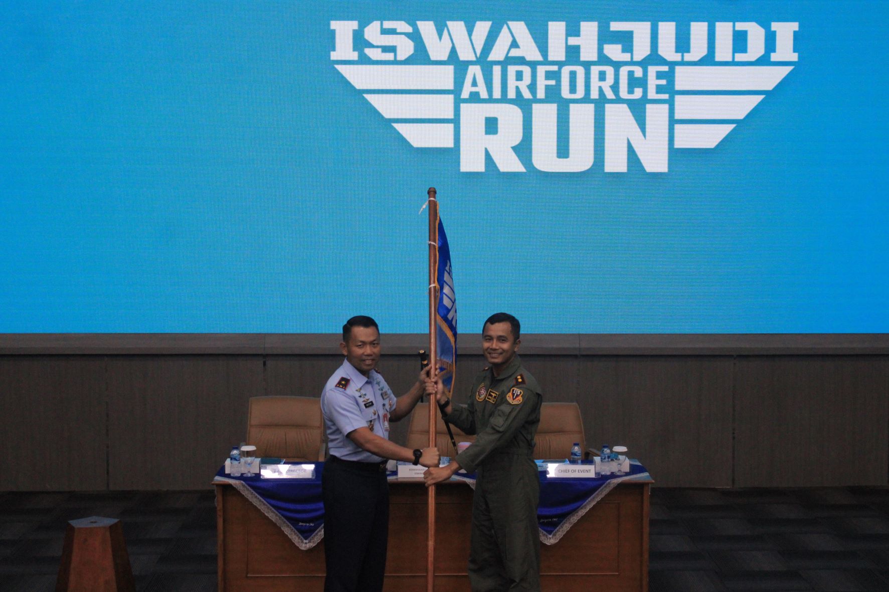 EVENT BESAR: Danlanud Iswahjudi Marsma TNI Wastum saat rilis pers event Iswahjudi Air Force Run. (AJI PUTRA/RADAR MAGETAN)