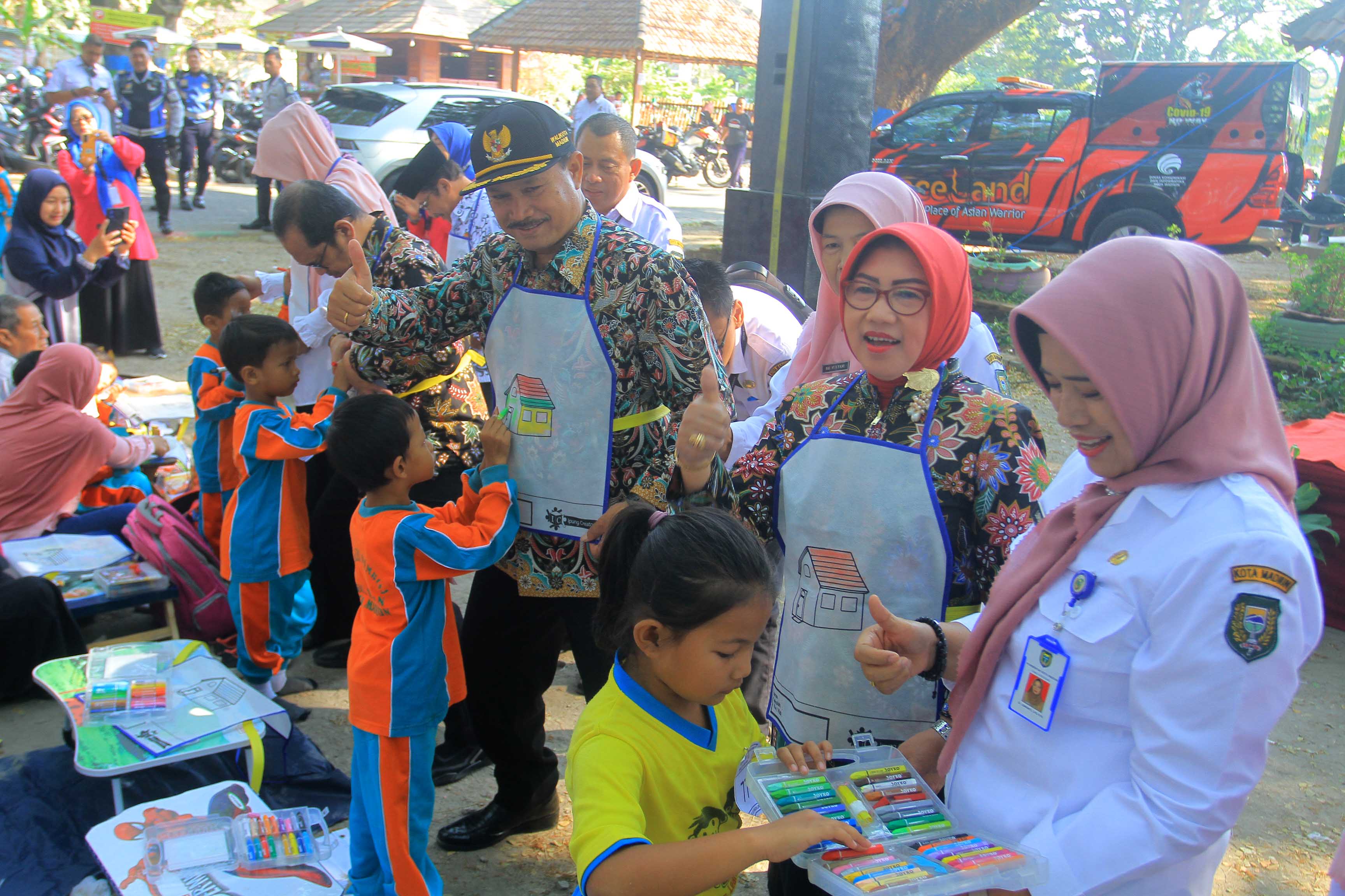 KREATIF: Anak-anak TK di Kota Madiun menggambar serentak dengan media celemek di Ngrowo Bening Edupark kemarin (27/9).&nbsp;(BAGAS BIMANTARA/RADAR MADIUN)