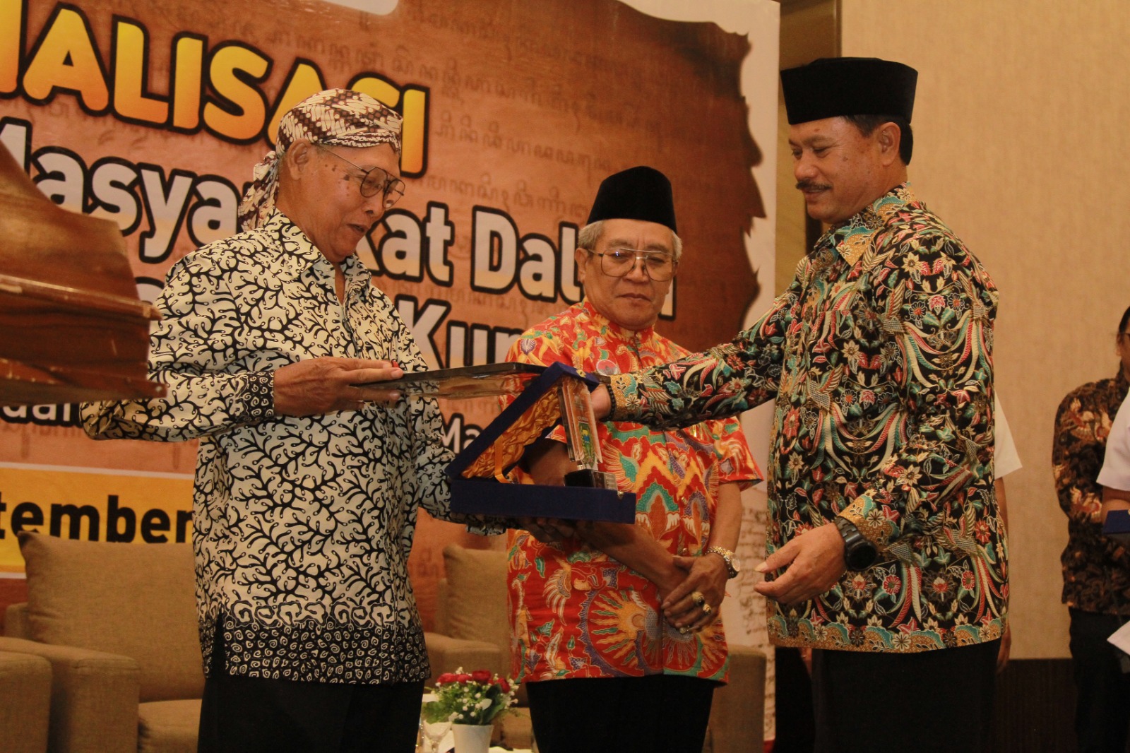 APRESIASI: Wali Kota Madiun Maidi menyerahkan piagam dan plakat kepada para pemilik naskah kuno yang koleksinya sedia untuk dialihmediakan kemarin (27/9). (BAGAS BIMANTARA/RADAR MADIUN)