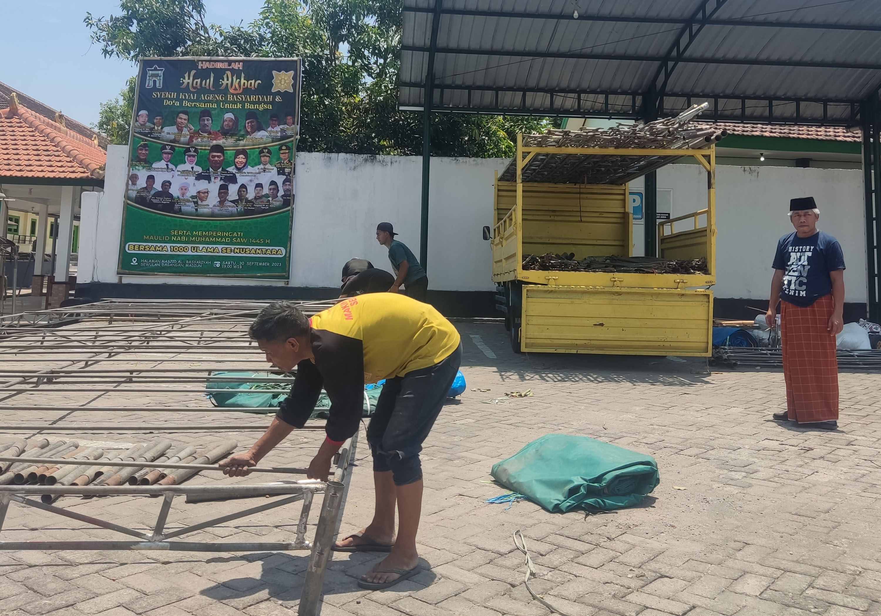 PUNYA GAWE: Kyai Imam Sururi&nbsp;menyiapkan&nbsp;Haul Akbar Syekh Ageng Basyariyah yang bakal digelar, Sabtu (30/9).&nbsp;(LODITYA FERNANDEZ/RADAR CARUBAN)