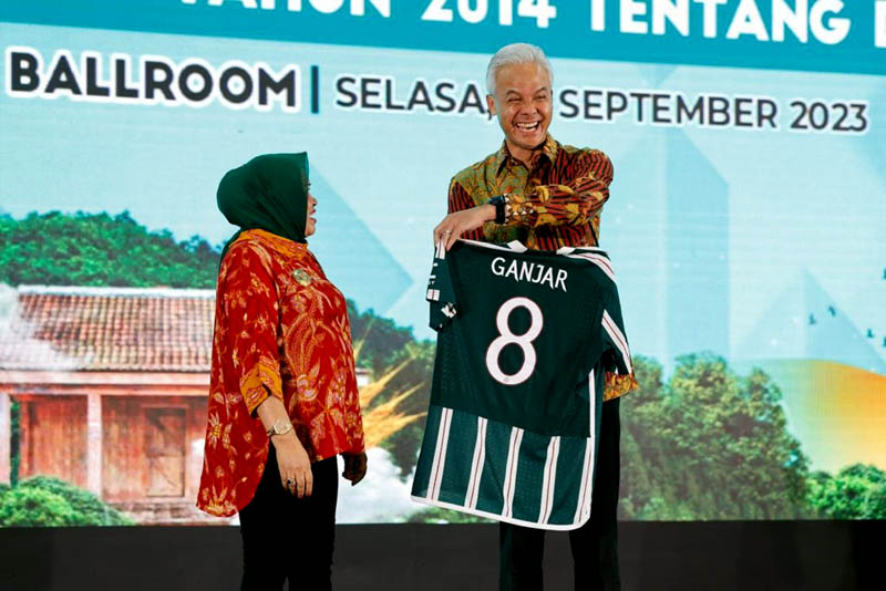 APRESIASI: Ketum DPP PAPDESI Wargiyati memberikan jersey MU nomor 8 kepada Ganjar Pranowo di sela rakernas PAPDESI 2023, di Jakarta, Selasa (26/9) lalu. (TIM MEDIA GANJAR PRANOWO)