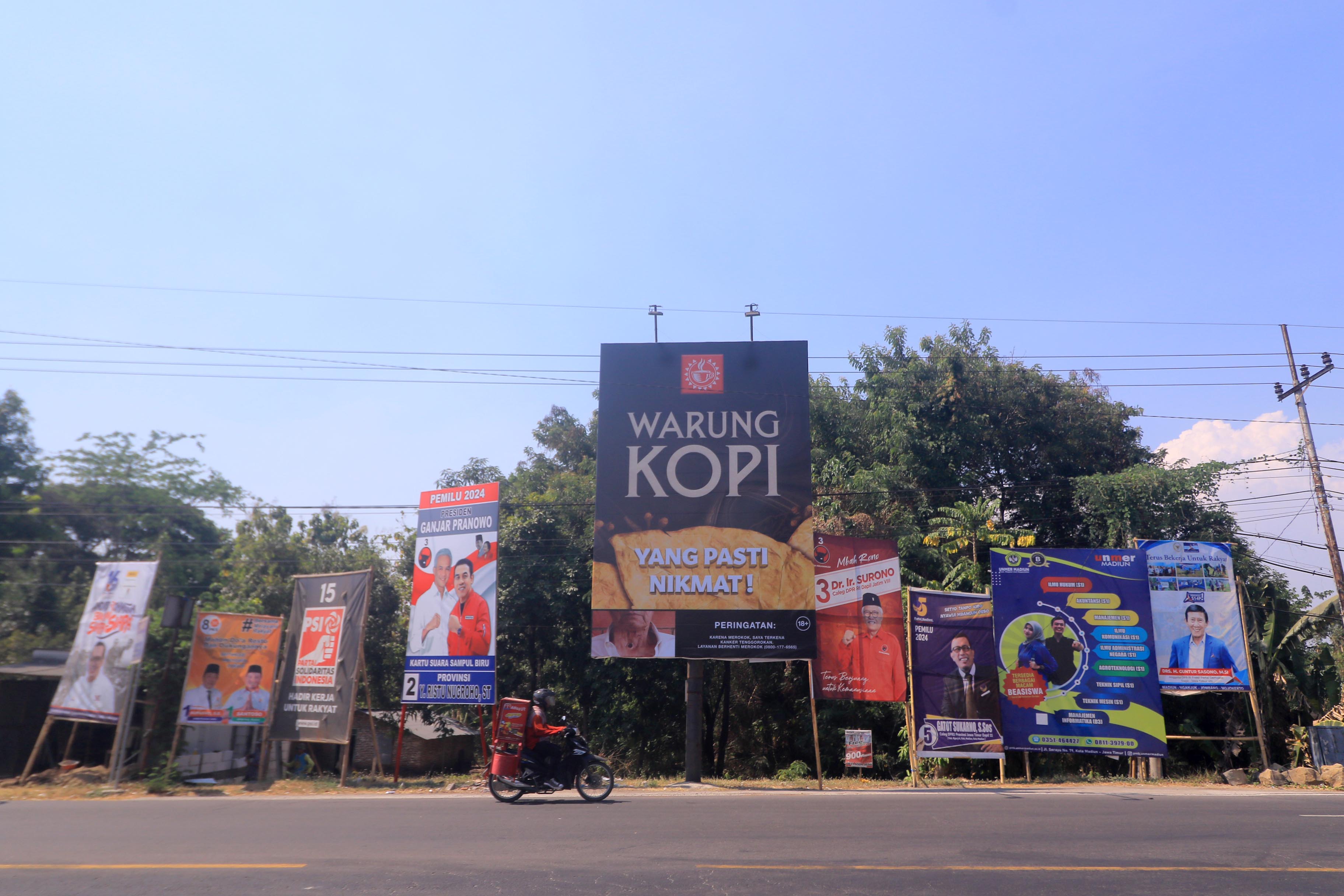 GRATIS: Baliho parpol terpasang berjejer disimpang tiga Klitik, Wonoasri sejak beberapa waktu lalu. (R. BAGUS RAHADI/RADAR CARUBAN)
