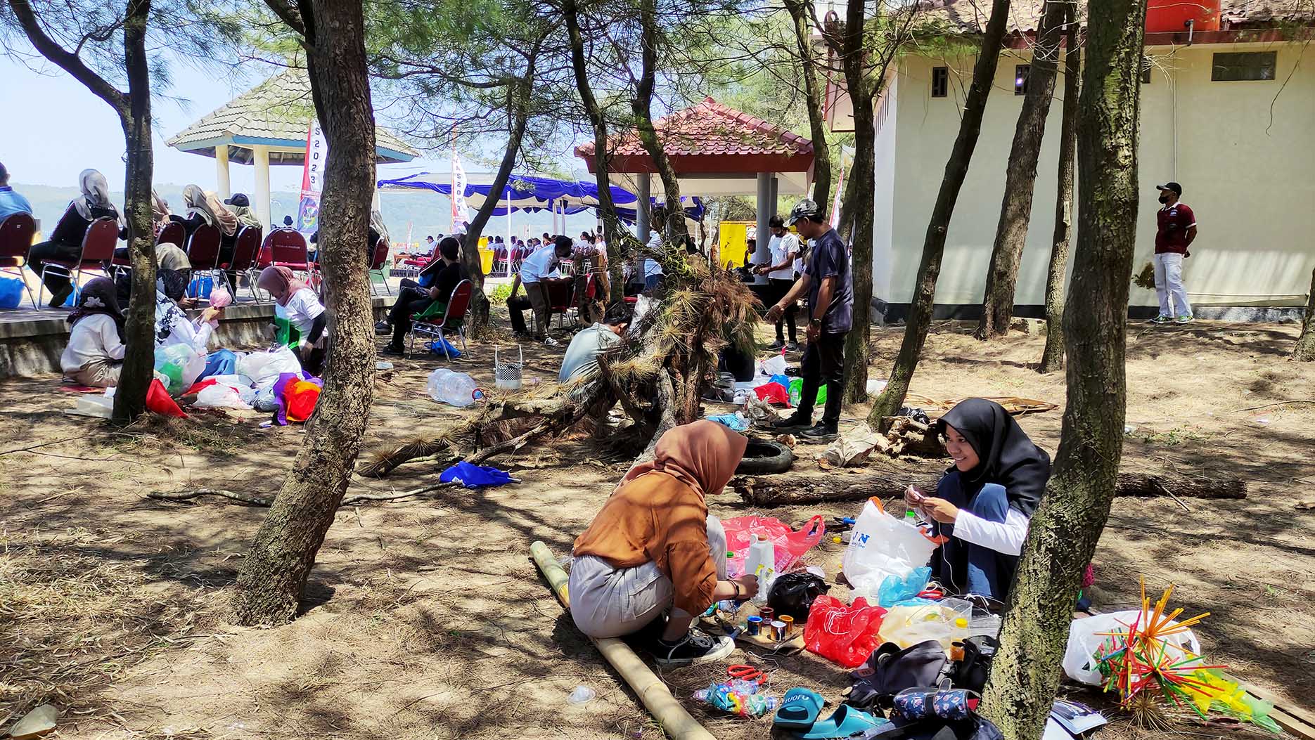 HARI PRIWISATA: Sejumlah komunitas seni memunguti sampah di Pantai Pancer Door untuk dibuat karya seni instalasi, Rabu (27/9).&nbsp;(NUR CAHYONO/RADAR PACITAN)
