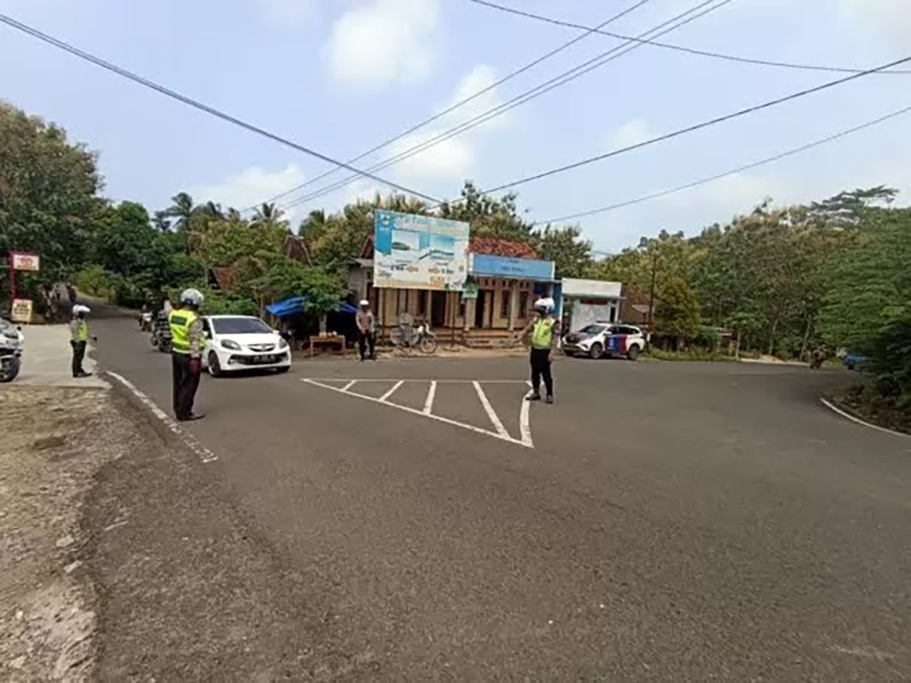 ENAM METER: Akses jalan menuju Pantai Klayar ruas Punung-Kalak diperlebar. (NUR CAHYONO/RADAR PACITAN)