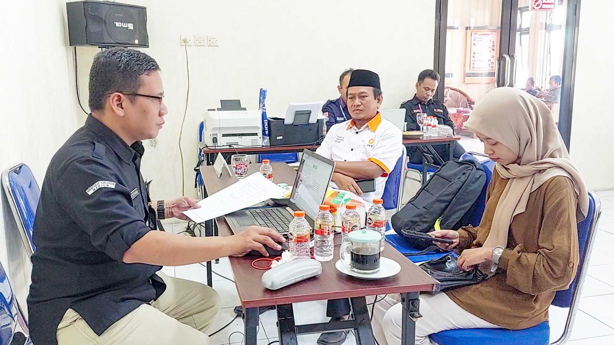 KONSULTASI: Sejumlah perwakilan parpol berkonsultasi dengan KPU Kabupaten Madiun. (DIAN RAHAYU/RADAR CARUBAN)