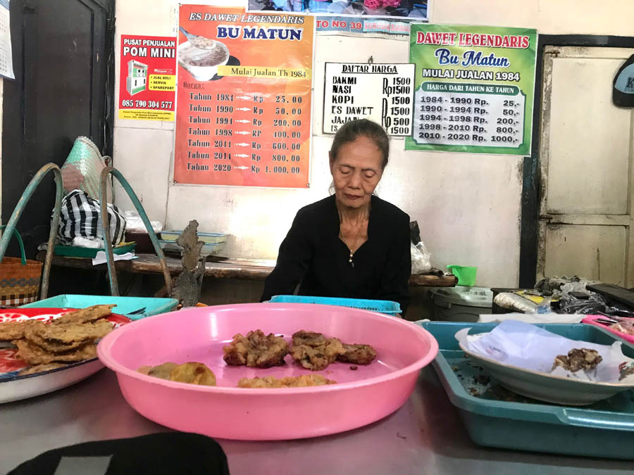 SABAR : Warung es dawet Bu Matun di Jalan Jaksa Agung Suprapto Ponorogo ini masih tetap eksis sampai saai ini. (Istimewa)
