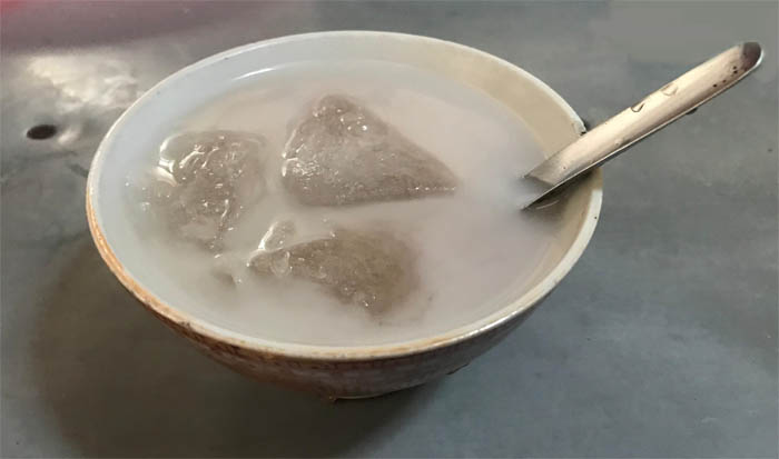 BERBEDA : Harga semangkuk es dawet Bu Matun Rp 1.500 rupiah, cendol dawetnya tanpa bahan pewarna.