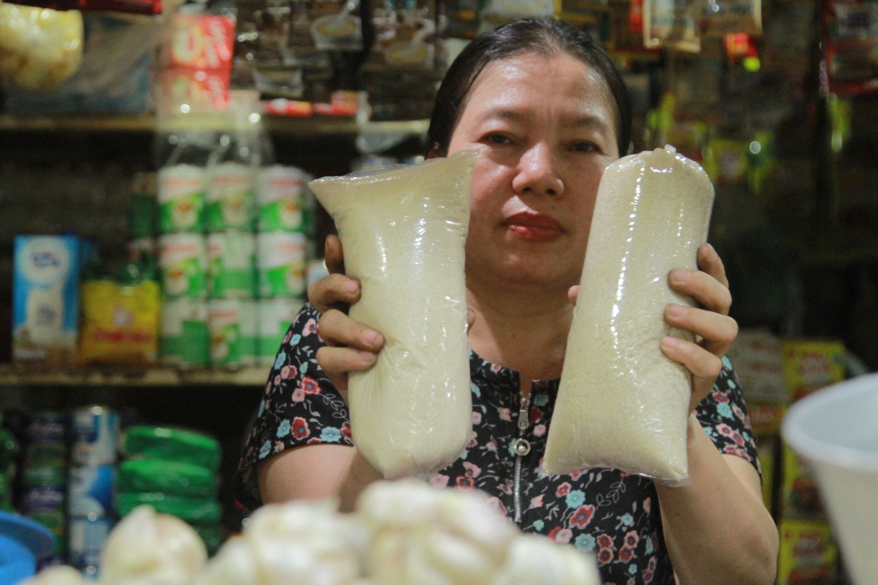 MAKIN MAHAL: Harga gula pasir di pasaran tembus mencapai Rp 14 ribu per kilogram. (BAGAS BIMANTARA/RADAR MADIUN)