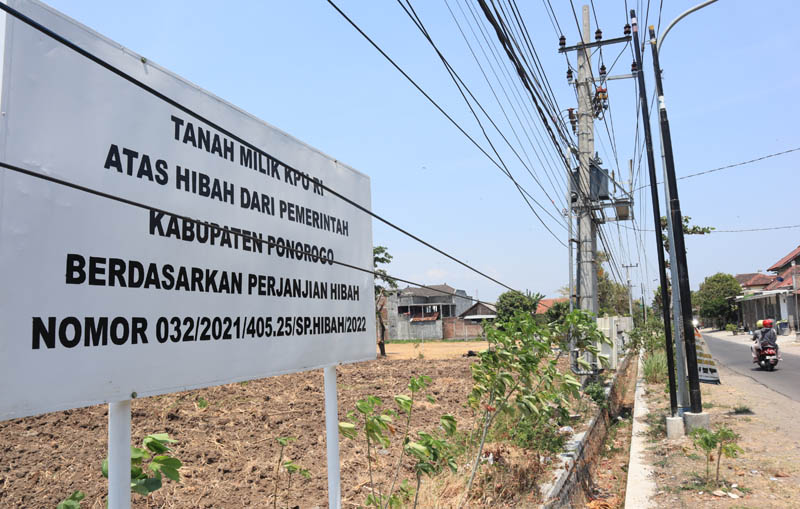 BALIK NAMA: KPU Ponorogo menerima hibah lahan 6.000 meter persegi di Jalan Wonopringgo dari Pemkab setempat. (SUGENG DWI N/JAWA POS RADAR PONOROGO)