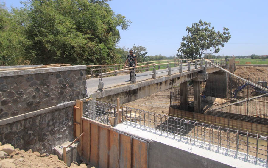 BERPROSES: Kepala DPUPR Magetan meninjau pekerjaan fisik di Jembatan Ndoyo, Nguntoronadi. (AJI PUTRA/JAWA POS RADAR MAGETAN)