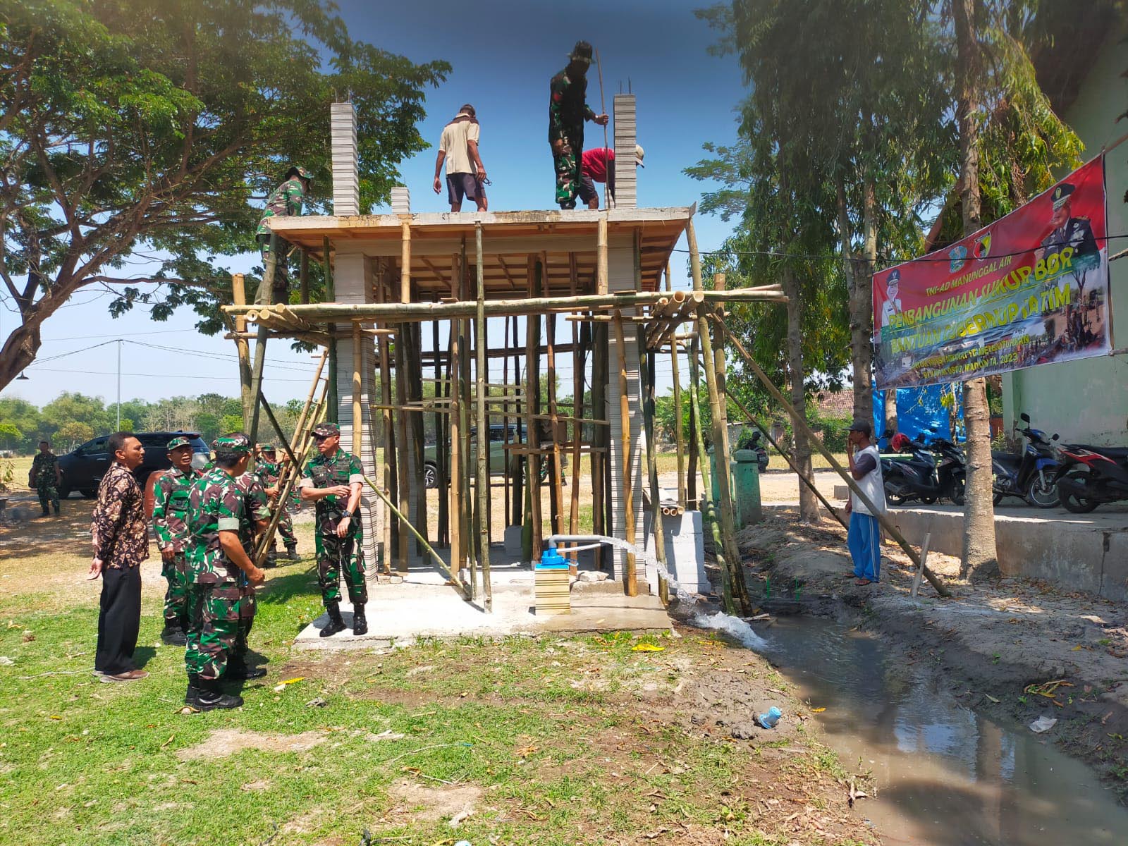 GAYENG: Masyarakat dan TNI saling goyong royong bangun sumur bor. (PEMDES JERUKGULUNG)