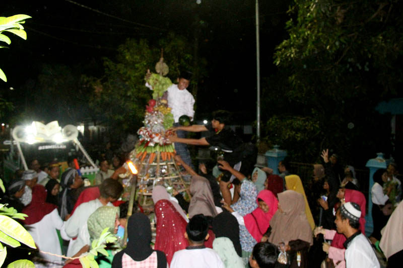 SUKA CITA: Ratusan warga Dusun Wareng, Beran, Ngawi, pawai obor memperingati Maulid Nabi Muhammad SAW, Rabu malam. (ASEP SYAEFUL BACHRI/JAWA POS RADAR NGAWI)