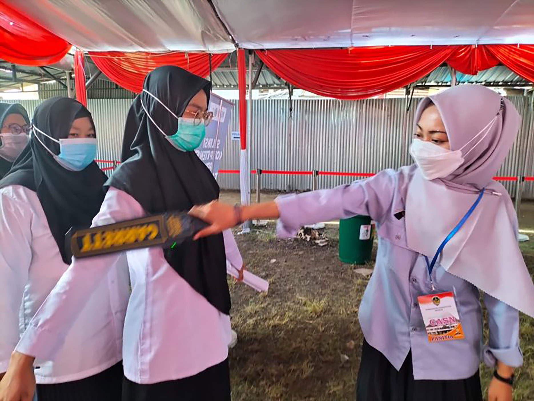 ANTUSIAS: Peserta rekrutmen PPPK tahun lalu datang lebih awal ke lokasi tes kompetensi. (DOKUMEN RADAR MADIUN)