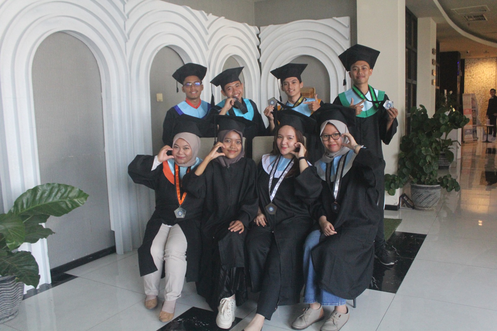 SELAMAT YA: Para wisudawan terbaik PNM di Wisuda XVIII. (ALFIAH SIDIQ/RADAR MADIUN)
