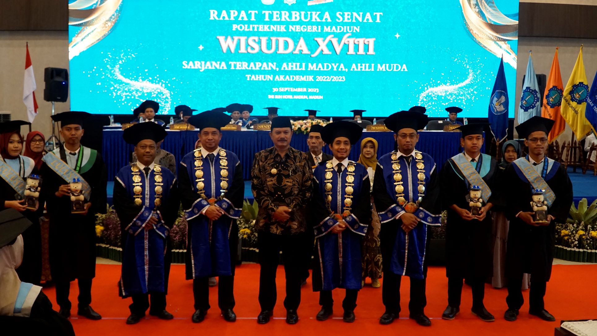BERI APRESIASI: Wali Kota Madiun Maidi, Direktur PNM Fajar Subkhan, dan jajaran sivitas akademika PNM serta perwakilan wisudawan. (ALFIAH SIDIQ/RADAR MADIUN)
