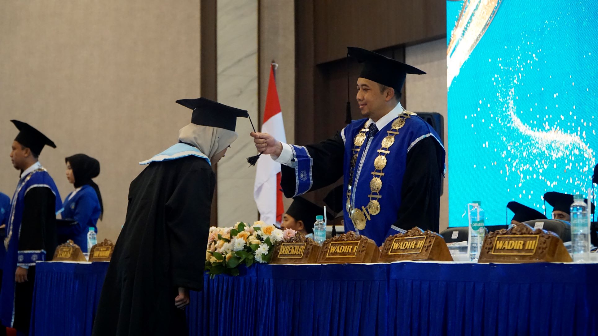 BERDAYA SAING NASIONAL: Direktur PNM Fajar Subkhan ketika mewisuda salah seorang lulusan. (ALFIAH SIDIQ/RADAR MADIUN)