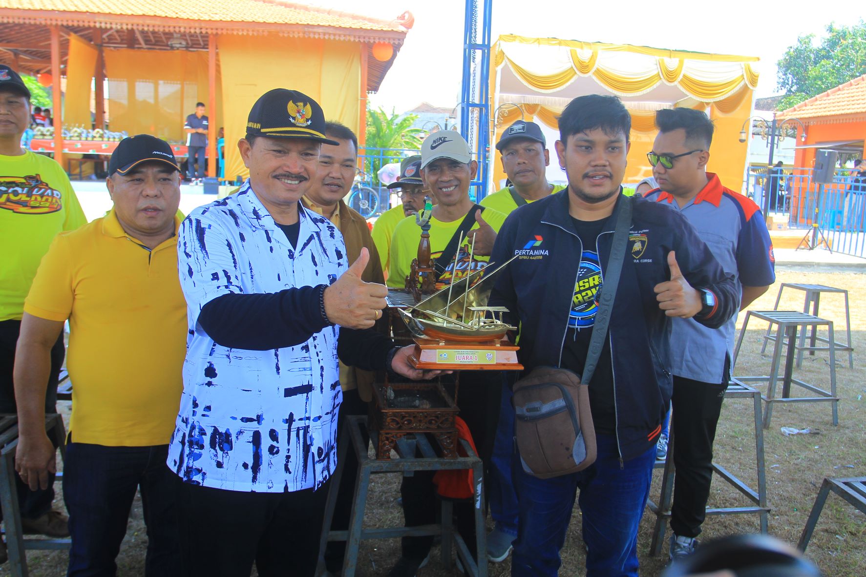 BERKICAU: Puluhan ekor burung Murai Batu, Kacer, dan Cender diperlombakan di Lapangan Mojorejo kemarin (1/10).&nbsp;(BAGAS BIMANTARA/RADAR MADIUN)
