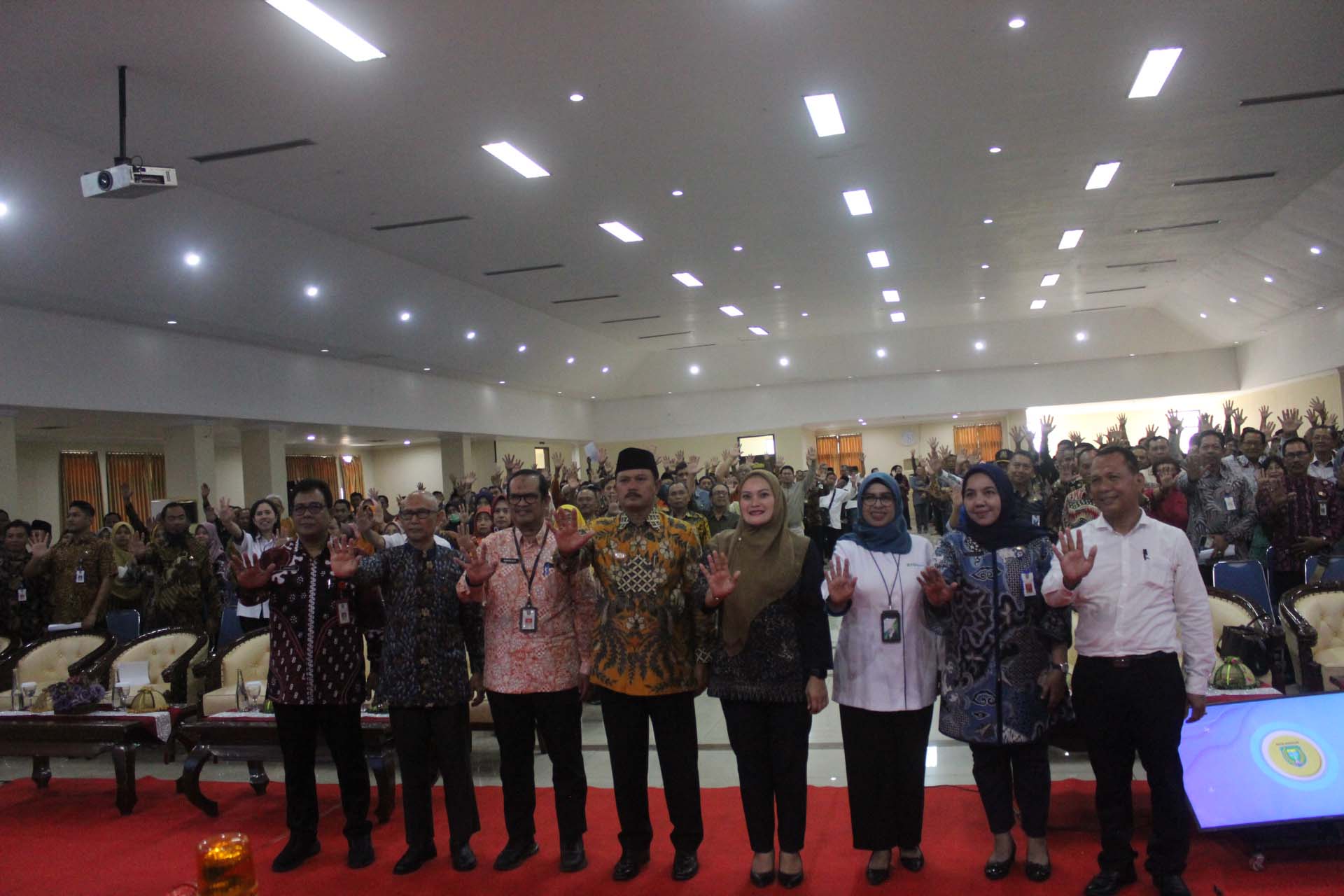 SINERGIS: Wali Kota Madiun, wawali Kota Madiun, kepala BPJS Ketenagakerjaan, sekda Kota Madiun, kajari Kota Madiun dan kadisnaker Kota Madiun saat me-launching program JKK dan JKM kemarin. (ISTIMEWA)