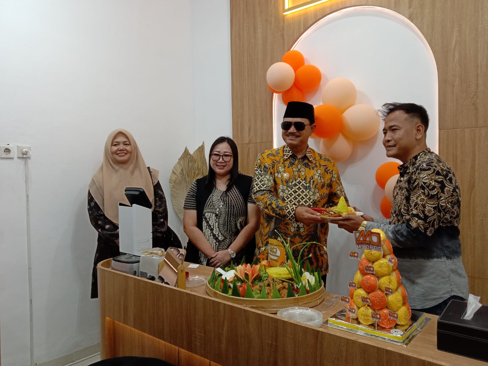 GRAND OPENING: Pemilik MJ Optic Yustina (dua dari kiri) dan jajaran, bersama Wali Kota Madiun Maidi, saat peresmian MJ Optic, Senin (2/10) siang. (ELIN RESTIANI/RADAR MADIUN)