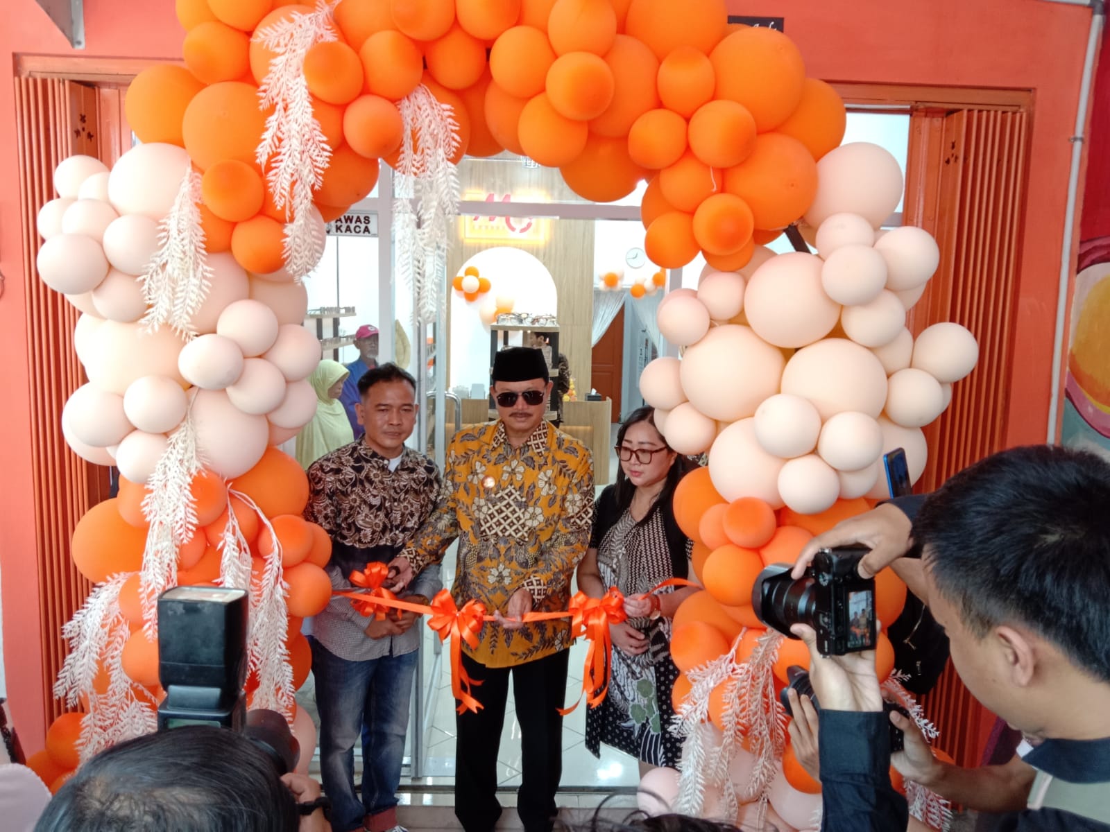 MERIAH: Wali Kota Madiun Maidi mengapresiasi MJ Optic yang ikut berkontribusi terhadap layanan kesehatan mata di Kota Pendekar. (ELIN RESTIANI/RADAR MADIUN)