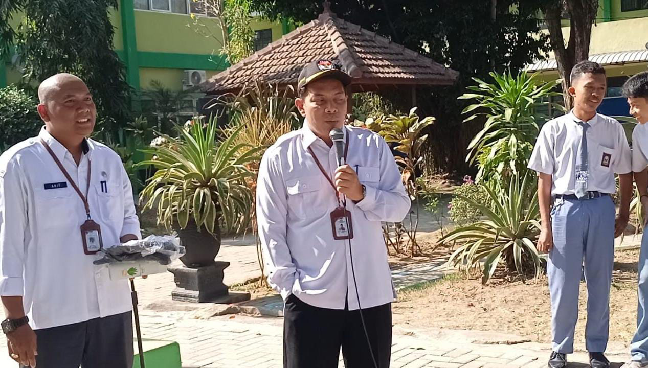 TINGKATKAN PARTISIPASI: Ketua KPU Kota Madiun Wisnu Wardhana saat menggelar sosialisasi kepada para pemilih pemula di SMKN 1 kemarin (2/10).&nbsp;(BAGAS BIMANTARA/RADAR MADIUN)