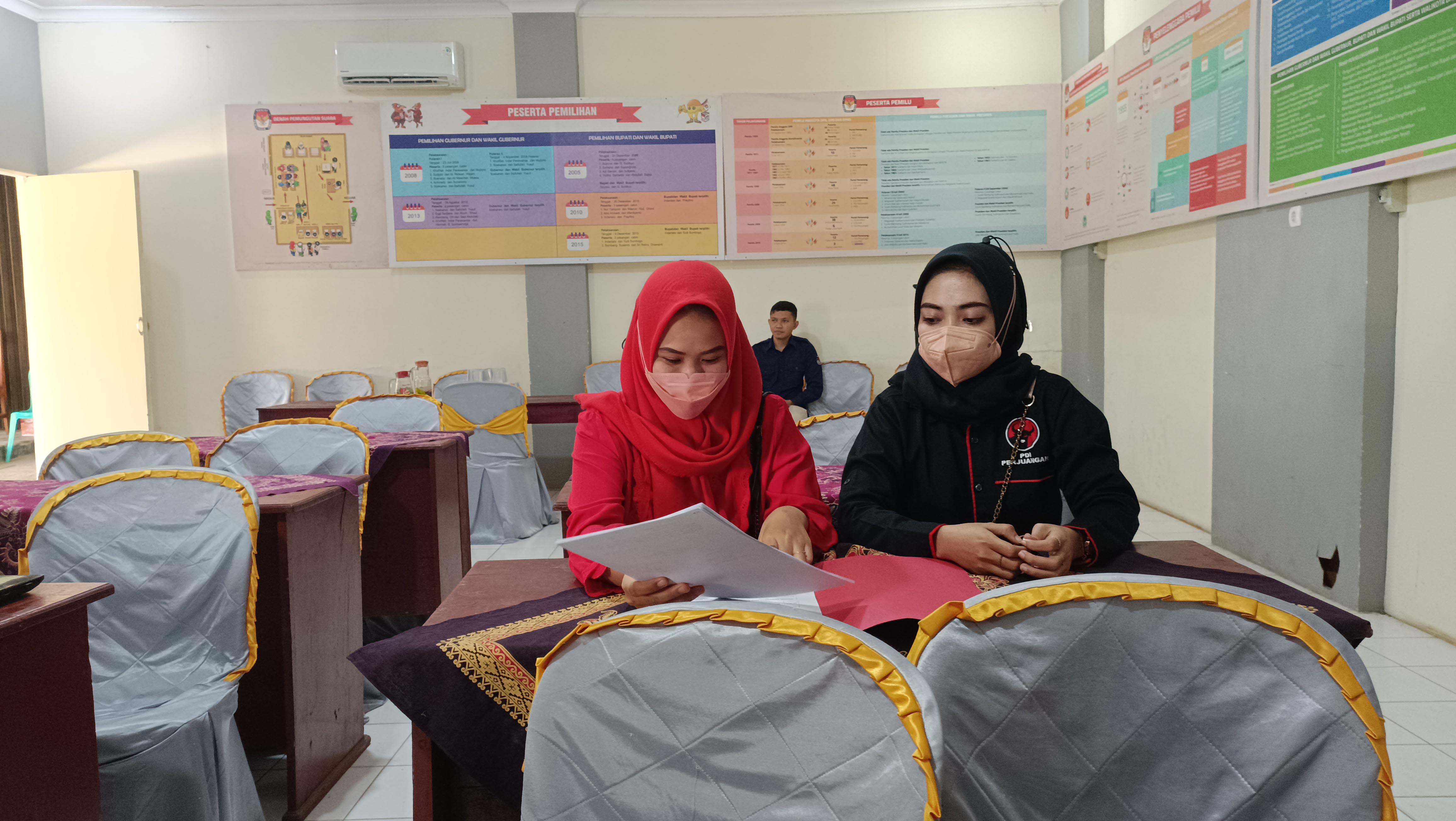 BELUM SEMUA: Pengurus salah satu parpol mengajukan berkas rancangan DCT Pileg 2024 di KPU Pacitan kemarin (3/10). (NUR CAHYONO/RADAR PACITAN)