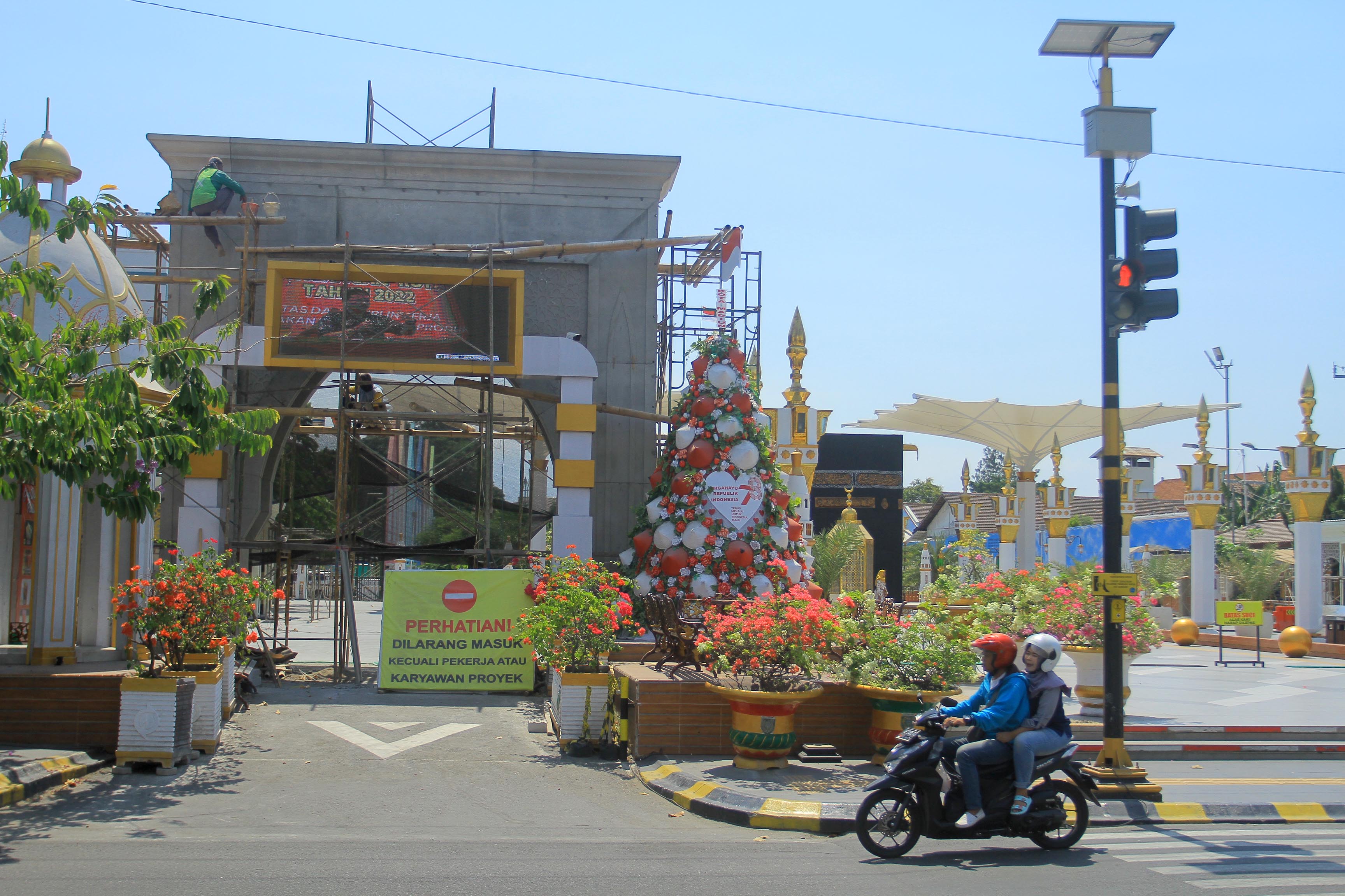PROYEK FISIK: Pengerjaan gapura di kawasan Pahlawan Religi Center ditargetkan selesai akhir bulan ini.&nbsp;(BAGAS BIMANTARA/RADAR MADIUN)
