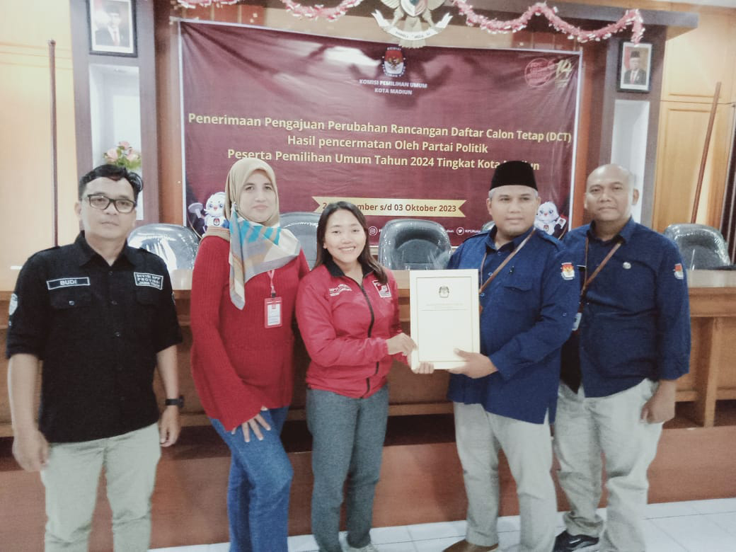 PEMILU 2024: Perwakilan PSI menyerahkan berita acara perubahan rancangan DCT kepada KPU Kota Madiun kemarin (3/10).&nbsp;(KPU KOTA MADIUN)