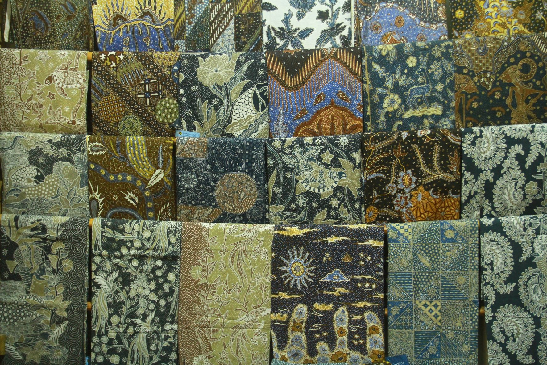 BERAGAM: Motif batik Kota Madiun sudah beragam. Namun, sulit memikat generasi muda. (BAGAS BIMANTARA/RADAR MADIUN)