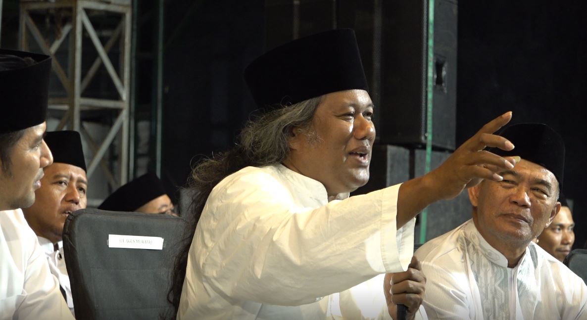 CERAMAH: Gus Muwafiq saat mengisi ceramah di Haul Akbar Syekh Ageng Basyariyah di Sewulan, Madiun, Sabtu (30/9). (TEGAR RUKMANA/RADAR MADIUN)