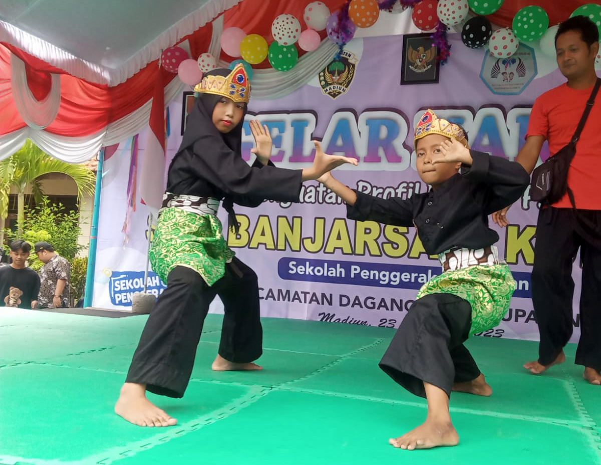 MOMEN: Salah seorang siswa SDN Banjarsari Kulon 02 memperagakan gerakan pencak silat dalam kegiatan gelar karya. (SDN BANJARSARI KULON 02)