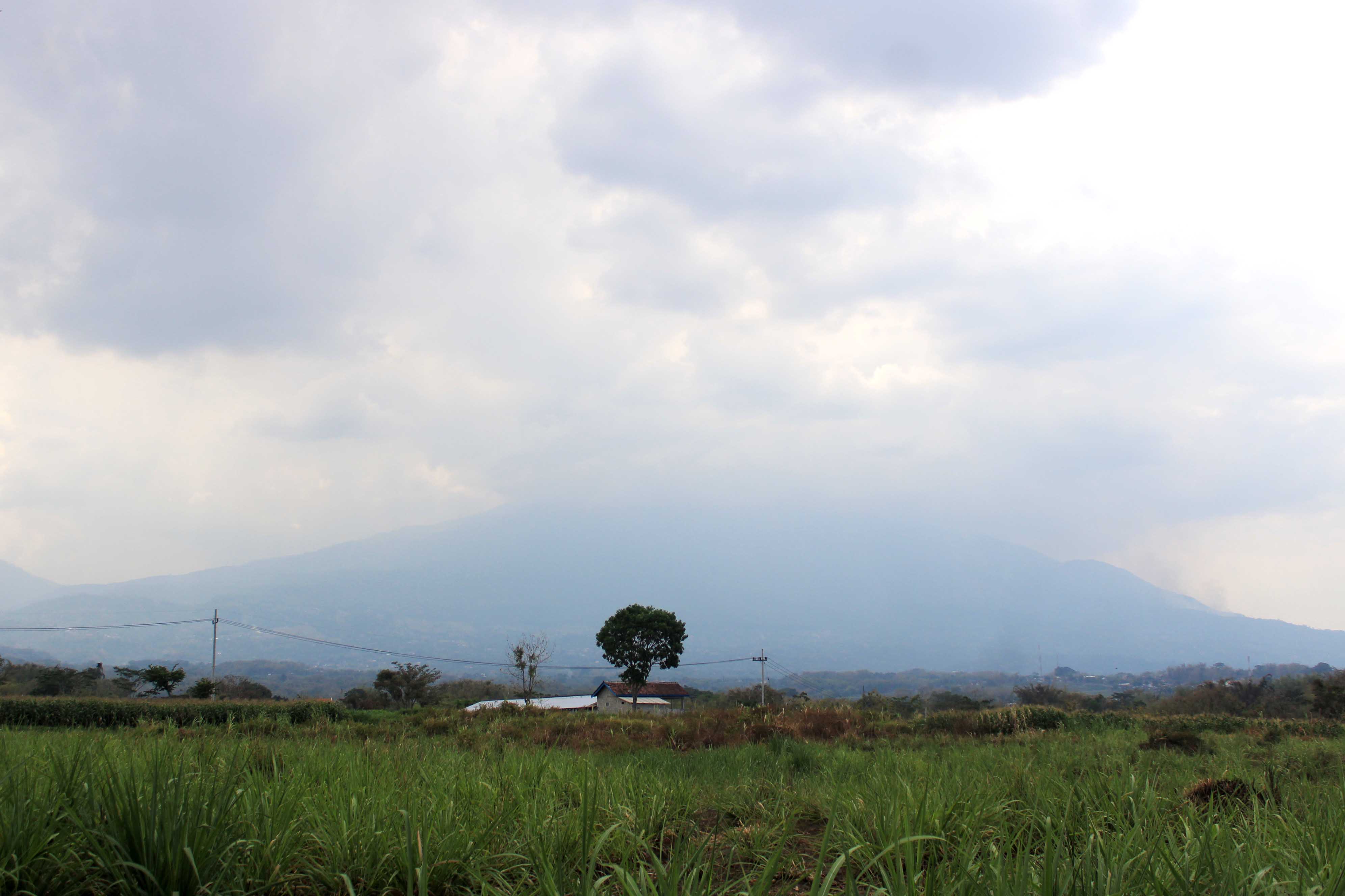 TAK LAGI MEMBARA: Penampakan Gunung Lawu dari Desa Ringinagung, Magetan, siang kemarin.&nbsp;(AJI PUTRA/JAWA POS RADAR MAGETAN)