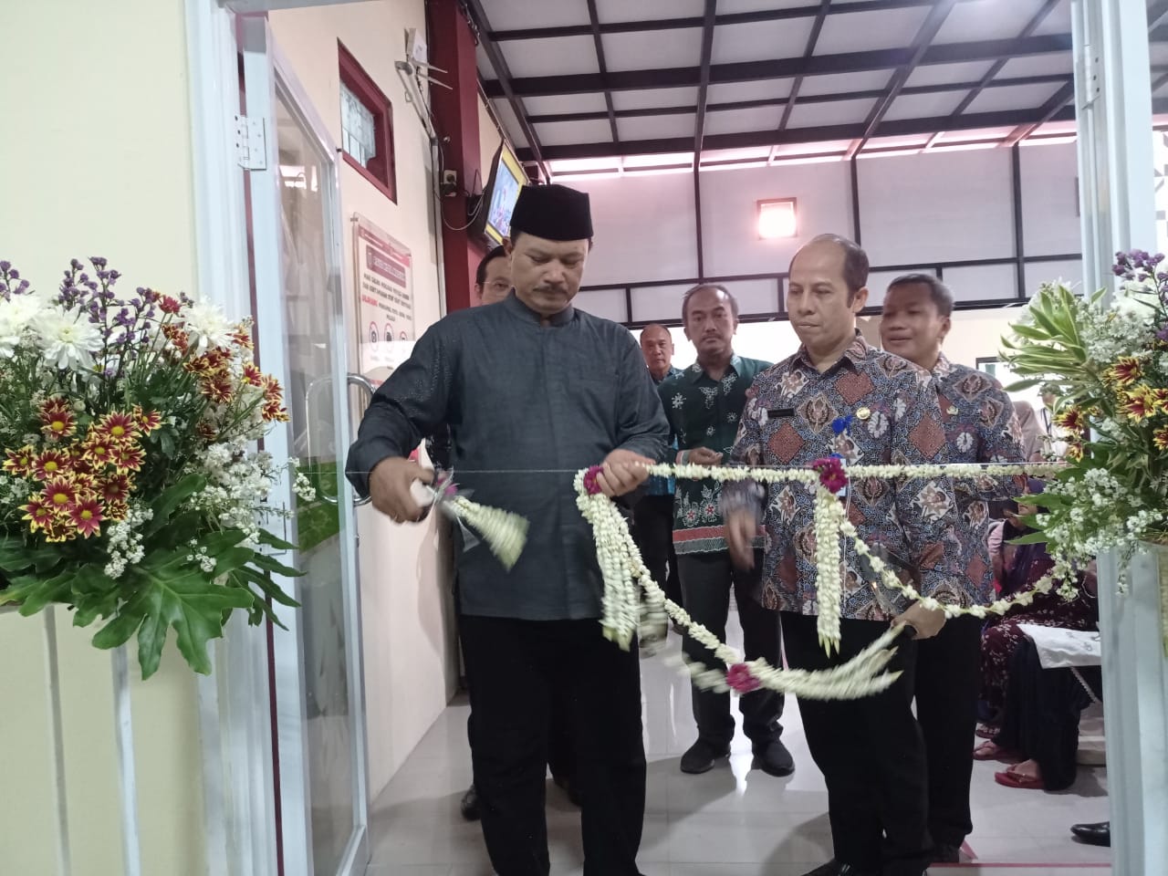 Wali Kota Madiun Maidi memotong pita sebagai simbol peresmian Loket Pelayanan Informasi dan Poros BPJS Kesehatan, 29 September lalu. (ISTIMEWA)