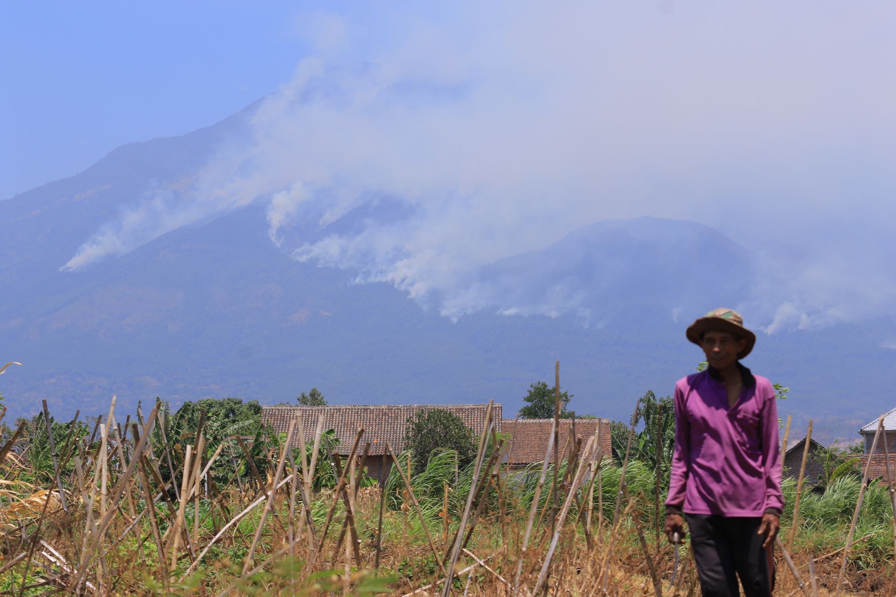 PENUH ASAP: Asap membubung di lereng Gunung Lawu. (R. BAGUS RAHADI/RADAR MADIUN)
