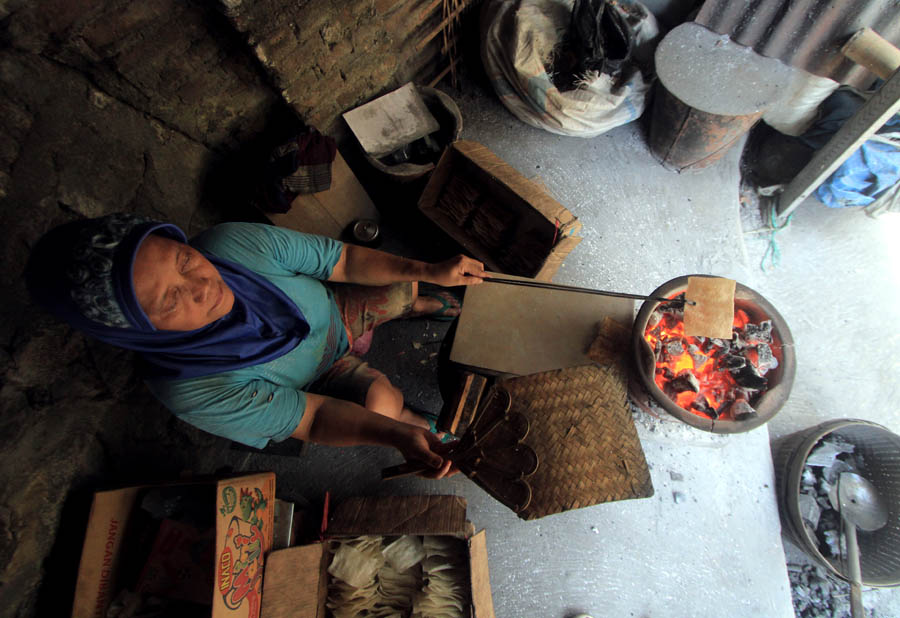 CAMILAN KHAS: Aktivitas seorang perajin jerangking di Kelurahan Sukowinangun, Magetan, kemarin. (AJI PUTRA/JAWA POS RADAR MAGETAN)