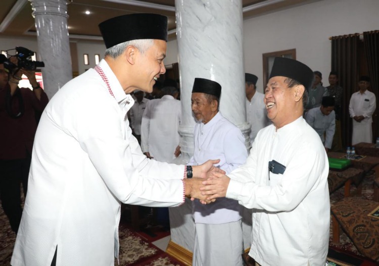 APRESIASI: Ganjar Pranowo bertemu para ulama di Banyumas, Sabtu (26/8).&nbsp; Di Jawa Tengah, guru keagamaan mendapat insentif sebesar Rp 1,2 juta per tahun.&nbsp;(ISTIMEWA)