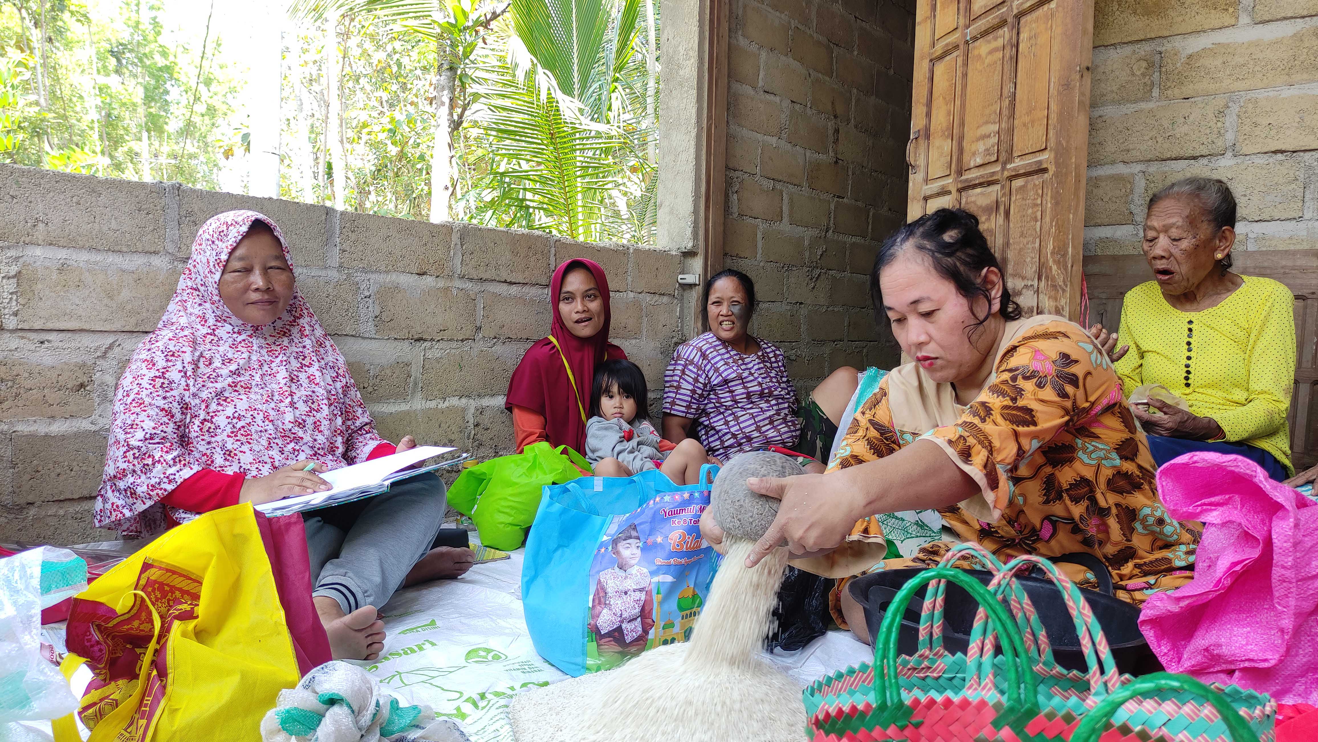 AJANG SILATURAHIM: Suasana arisa beras di Desa Jetak, Tulakan, Pacitan, Jumat (6/10). (NUR CAHYONO/RADAR PACITAN)