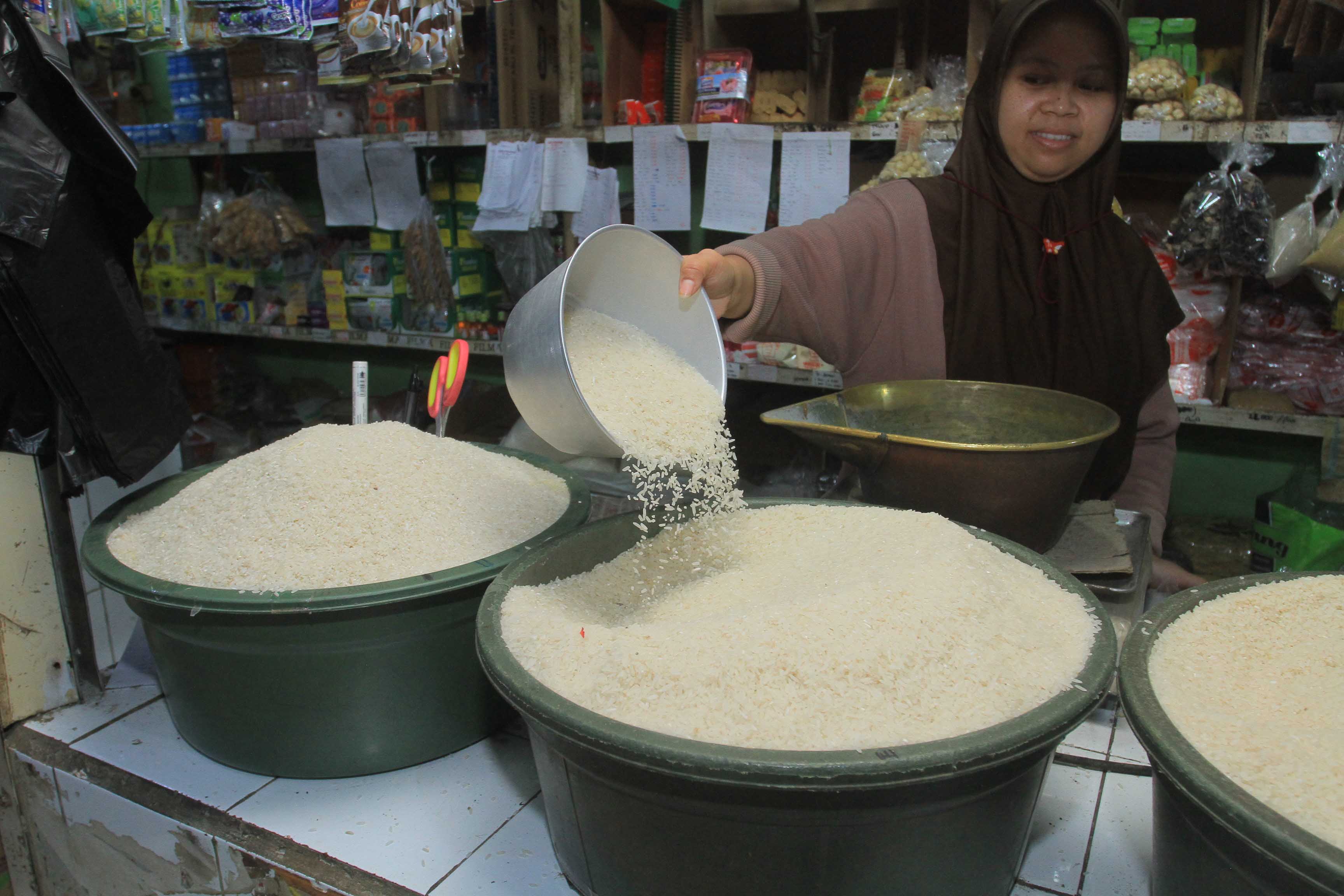 MAHAL: Harga beras di pasaran saat ini masih melebihi eceran tertinggi. Sebagai antisipasi, dinas perdagangan dan Bulog atur distribusi beras SPHP.&nbsp;(BAGAS BIMANTARA/RADAR MADIUN)