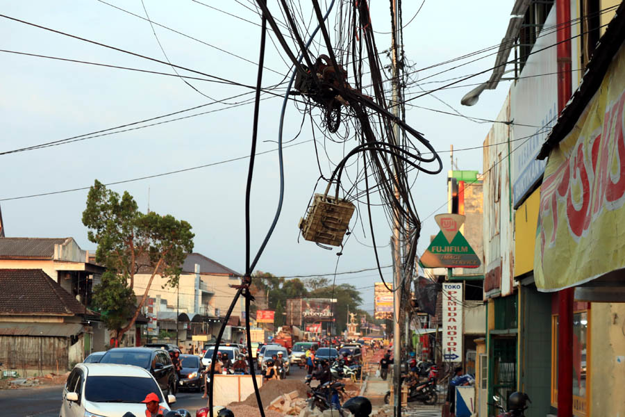 TUMPANG TINDIH : Keberadaan jaringan kabel semrawut di Jalan Gajah Mada dinilai merusak pemandangan, pemkab ingin melakukan penataan sistem ducting. (SUGENG DWI N./JAWA POS RADAR PONOROGO)