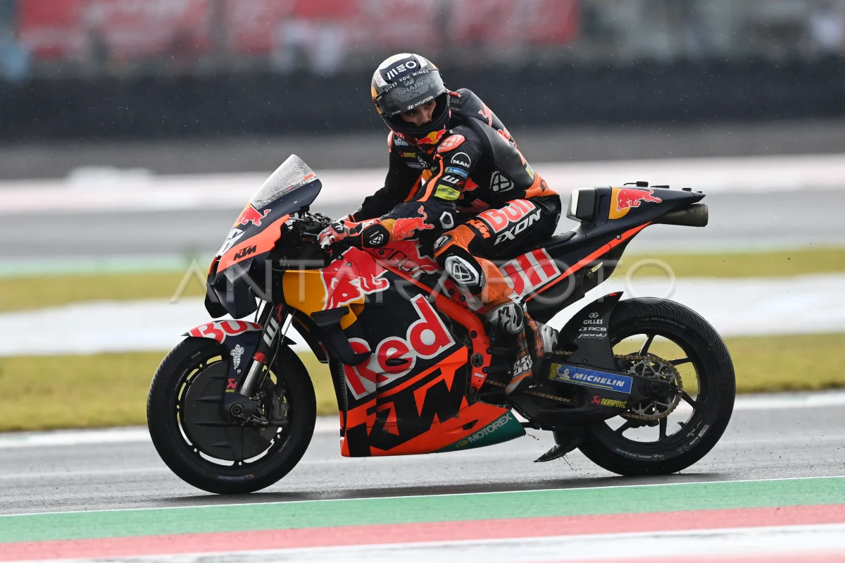 Pembalap Red Bull KTM Factory Racing Miguel Oliveira usai memenangi balapan MotoGP Mandalika tahun lalu.