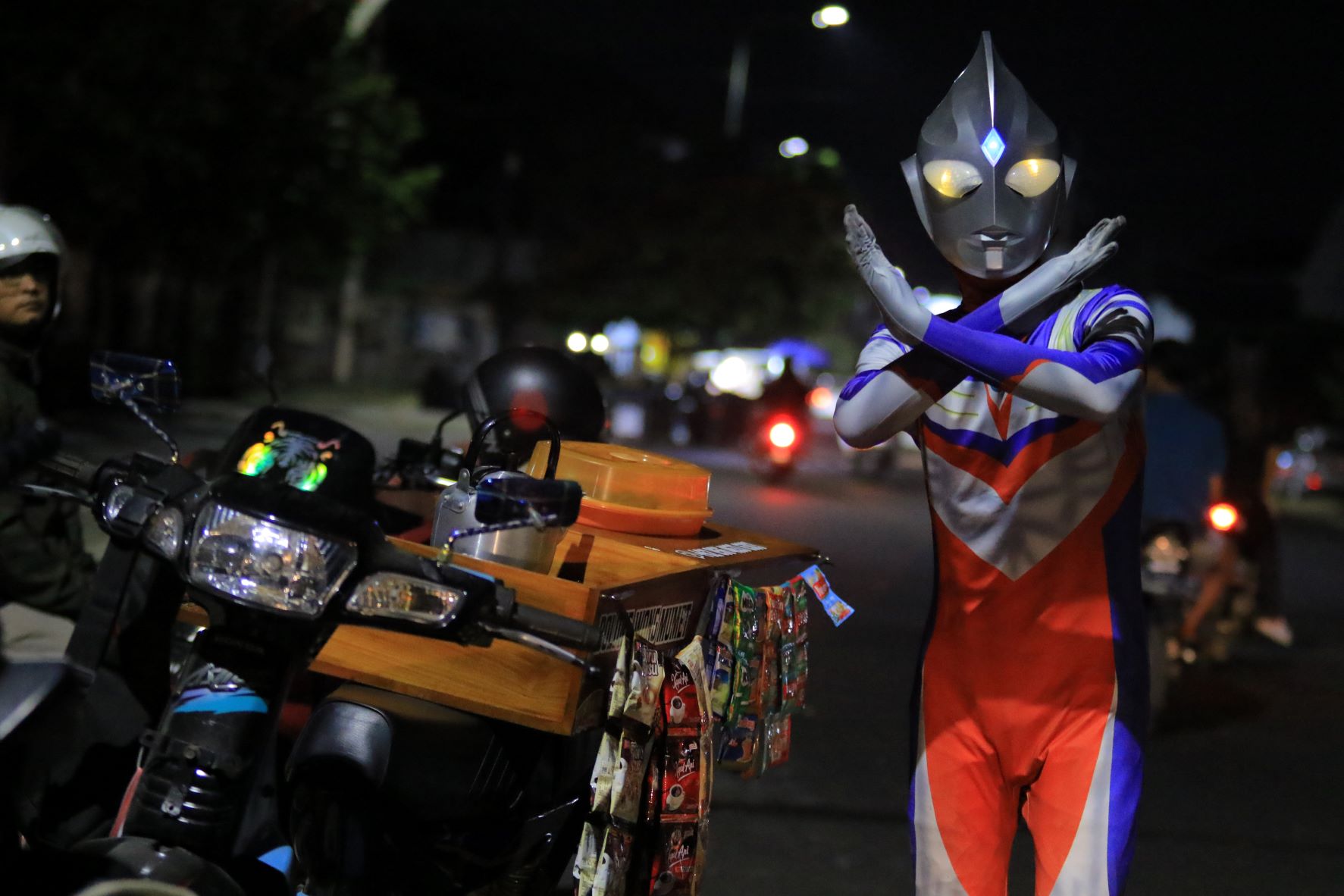 UNIK: Pedagang kopi seduh Istifar Indra Permana nekat menggunakan kostum Ultraman saat berjualan di Alun-Alun Caruban.&nbsp;(R. BAGUS RAHADI/RADAR CARUBAN)