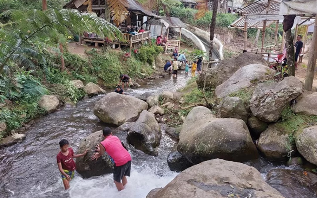 SEJUK: Wisata Kalimas, di Kemuning, Ngargoyoso, Karanganyar, dapat menjadi alternatif wisata yang dekat Madiun, terlebih di tengah cuaca panas. (RUDI HARTONO/RADAR SOLO)