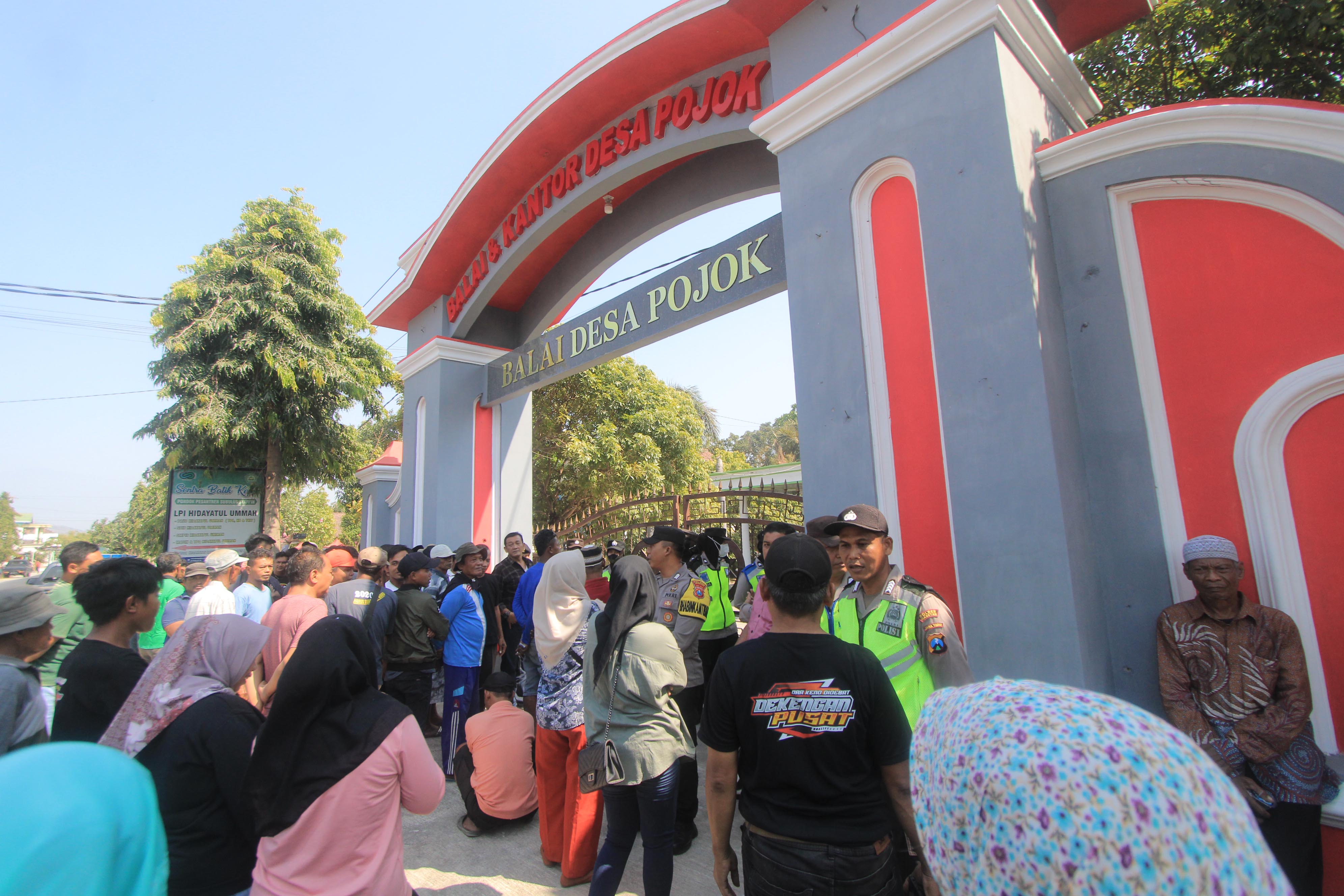 GERAM:&nbsp;Sejumlah warga Desa Pojok, Kawedanan, ngeluruk kantor desa setempat.&nbsp;(AJI PUTRA/JAWA POS RADAR MAGETAN)