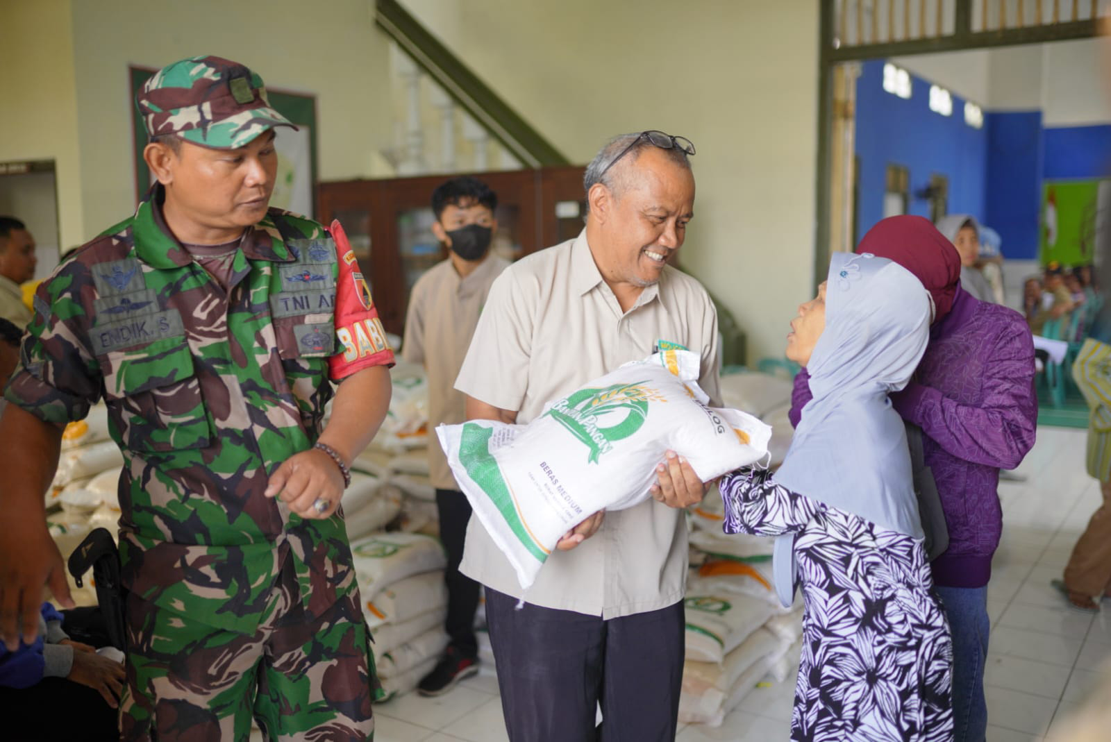 TERMIN KEDUA: Warga mendapatkan bantuan program cadangan beras pemerintah pada Jumat lalu (6/10).&nbsp;(WS HENDRO DISKOMINFO KOTA MADIUN)