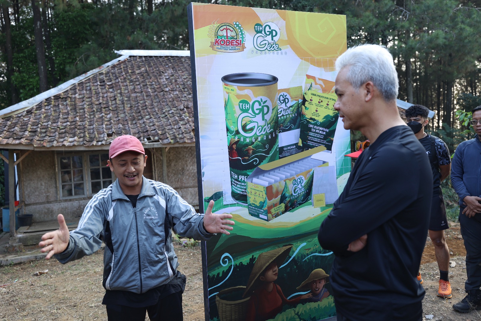 HILIRISASI PERTANIAN: Ganjar Pranowo saat meninjau pabrik teh premium di Desa Tegallega, Kecamatan Warung Kondang, Kabupaten Cianjur, Kamis (5/10). (ISTIMEWA)