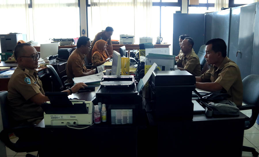 VERIFIKASI: Pegawai BKPSDM Ponorogo memantau perkembangan jumlah pelamar PPPK formasi guru. (SUGENG DWI N./JAWA POS RADAR PONOROGO)