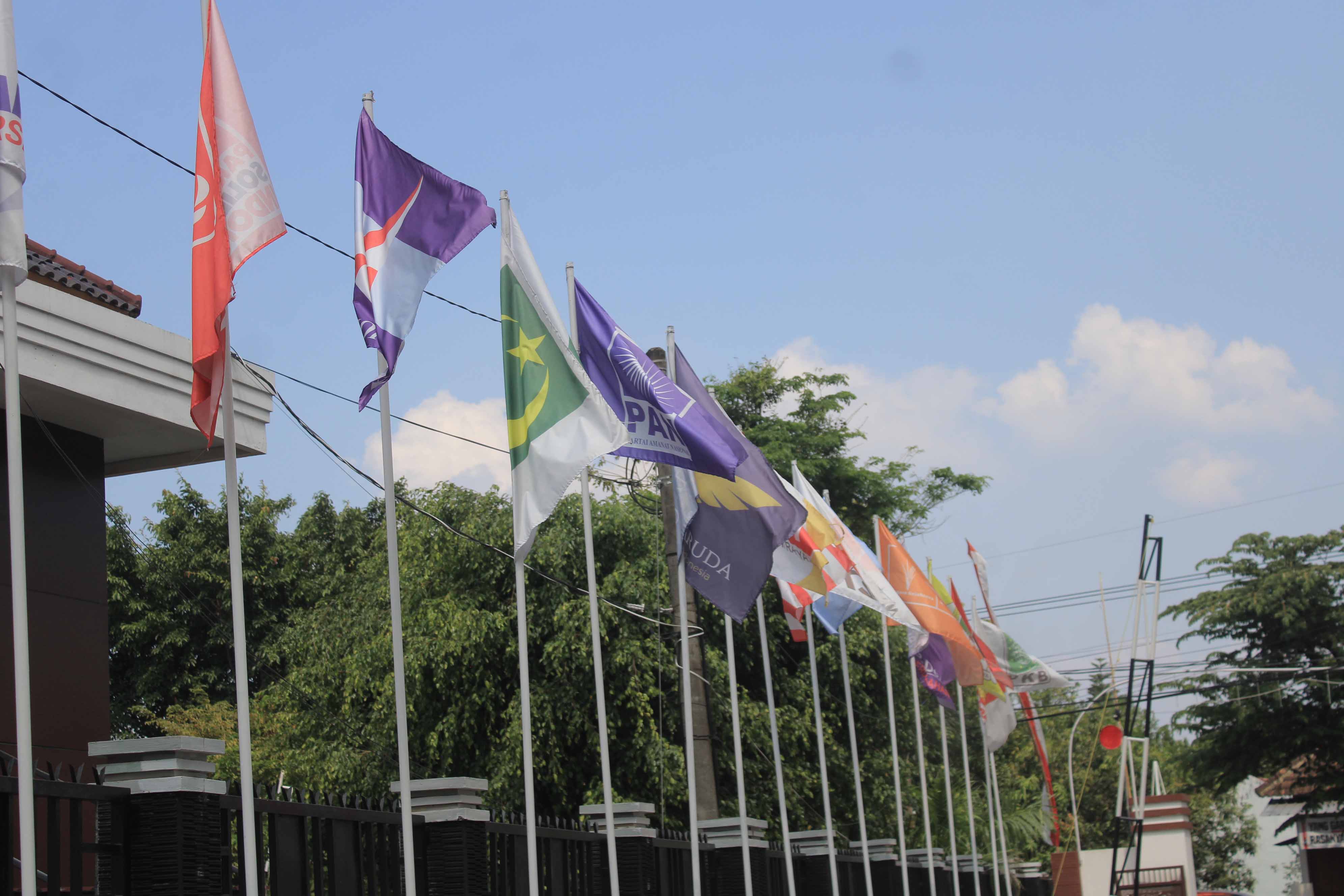Ilustrasi Foto : Deretan bendera parpol di KPU Magetan. Bawaslu setempat saat ini tengah mencermati rancangan DCT.&nbsp;(AJI PUTRA/JAWA POS RADAR MAGETAN)&nbsp;