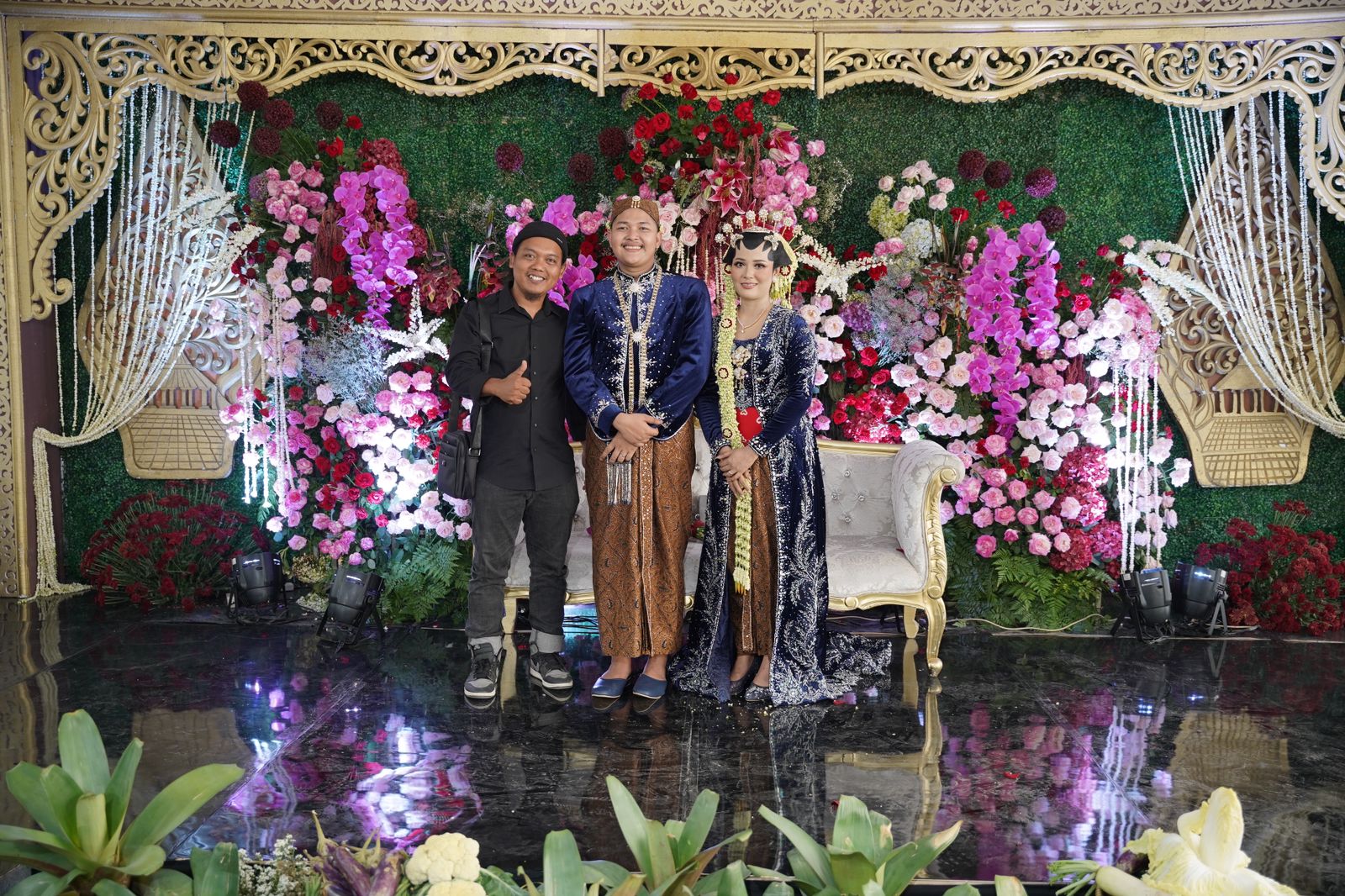 SESAMA KREATOR: Dahlan Efendi atau akrab disapa Lek Dahlan, memberi ucapan selamat kepada pasangan Nopek Novian dan Yulia Lorena. (LEK DAHLAN UNTUK RADAR MADIUN)