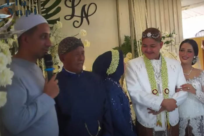 TURUT BERBAHAGIA : Habib Jafar saat menghadiri pernikahan Nopek Novian di kediaman Yulia Lorena, Kecamatan Sambong, Kabupaten Blora, Senin (9/10). (OFFICIAL YOUTUBE NOPEK NOVIAN)
