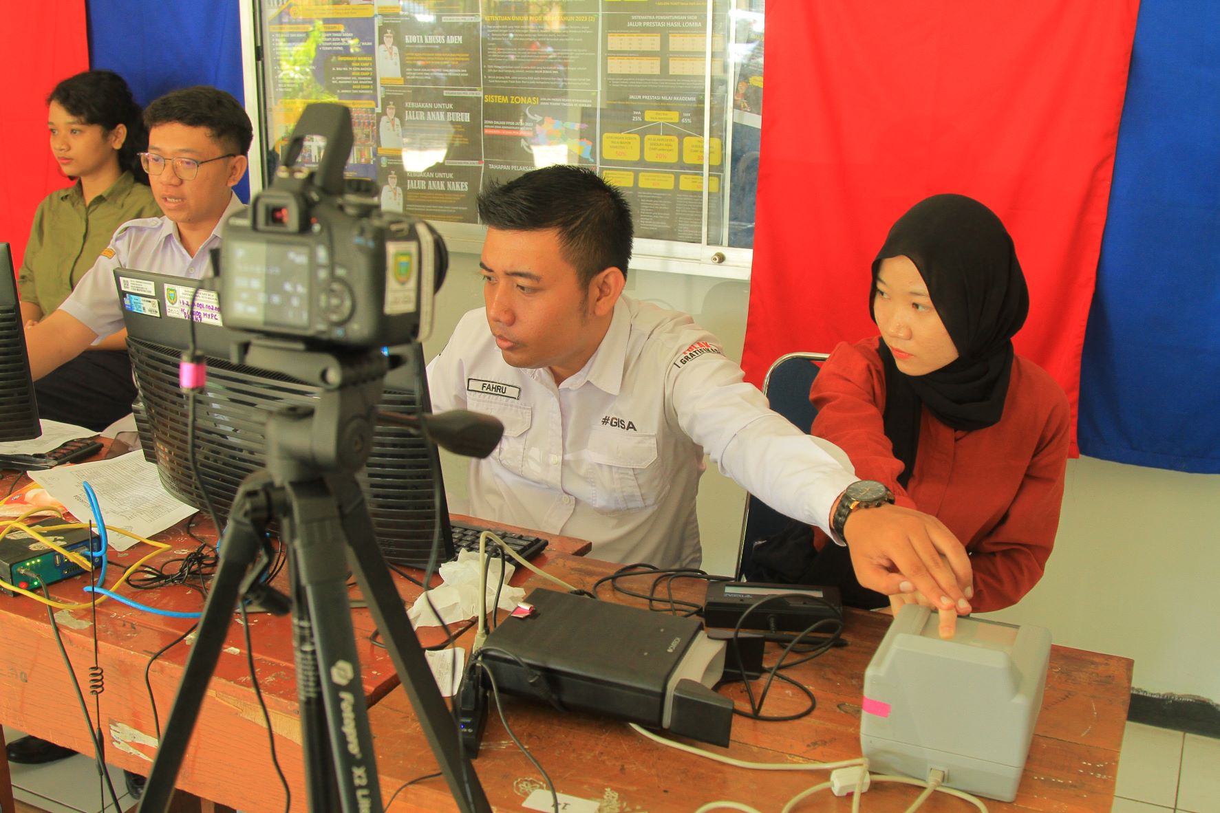 ADMINDUK: Dispendukcapil Kota Madiun jemput bola perekaman e-KTP ke seluruh SMA/SMK sederajat mulai November mendatang. (BAGAS BIMANTARA/RADAR MADIUN)